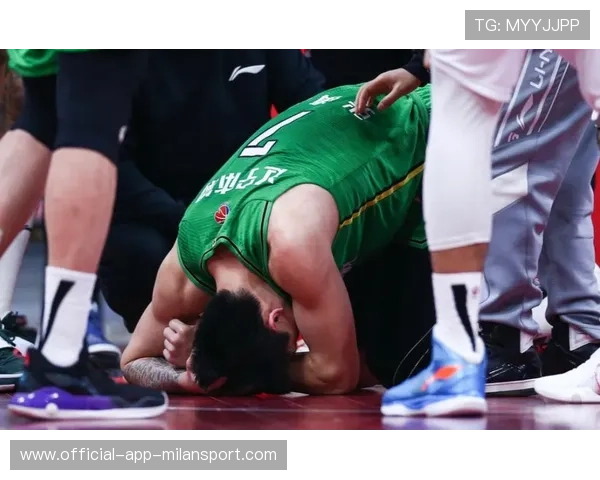 球员训练中受伤应急处理机制完善，球员受伤照片